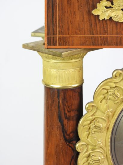 PENDULE PORTIQUE en bois de placage, globe...