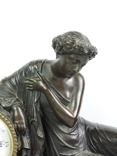 Pendule en bronze, le cadran circulaire émaillé...