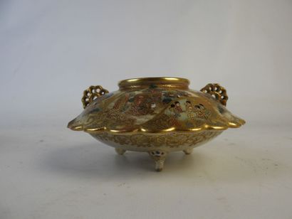 JAPON : Saladier polylobé en porcelaine Imari...