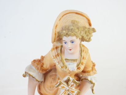 PAIRE DE STATUES représentant un couple d'élégants...