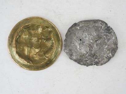 MEDAILLON en bronze représentant une scène...