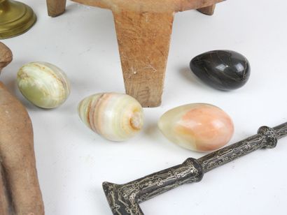 Réunion d'objets dont un tabouret en bois,...