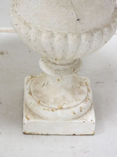 PAIRE DE VASES MEDICIS en fonte laquée blanche....