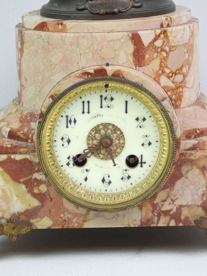 PENDULE en marbre veiné et bronze, le cadran...