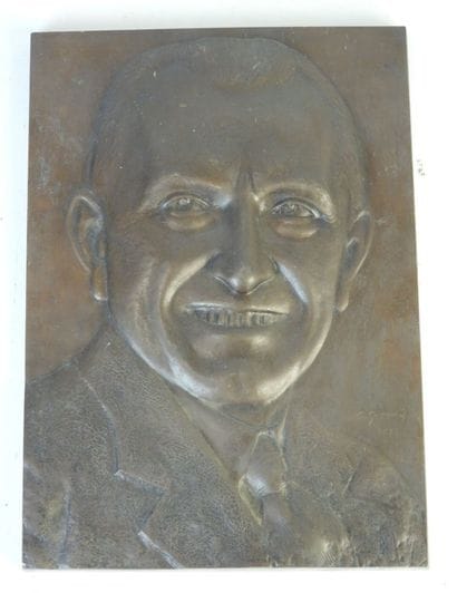 M. THOMAS. Plaque en bronze à patine brune...