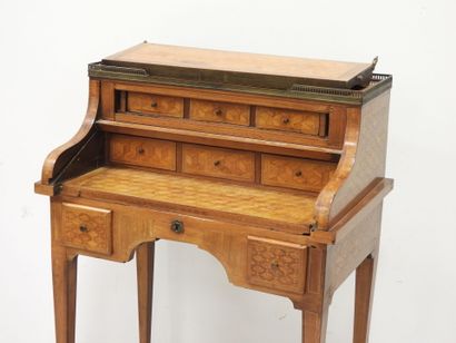 Bureau de pente en bois et placage à décor...