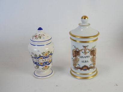 6 POTS A PHARMACIE en porcelaine et faïence...