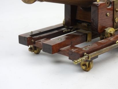 CANON miniature en bois et laiton composé...