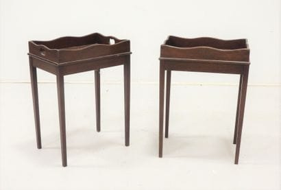 Paire de petites tables d'appoint en acajou...