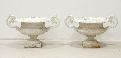 PAIRE DE VASES MEDICIS en fonte laquée blanche....