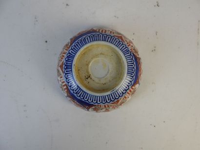 JAPON : Saladier polylobé en porcelaine Imari...