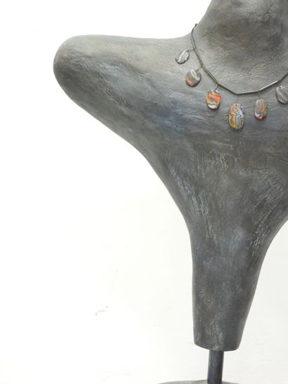 Sculpture moderne en céramique représentant...