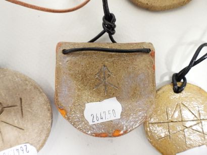 Lot de cinq pendentifs en céramique, avec...
