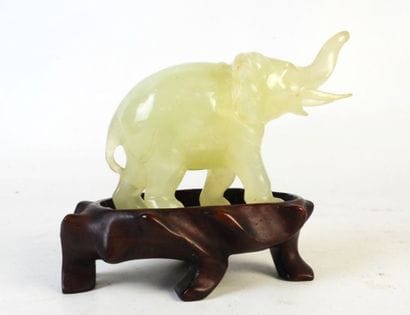 CHINE : Éléphant en jade sur socle en bois....