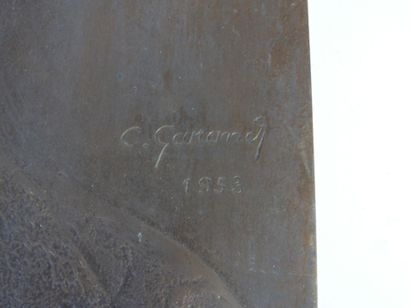 M. THOMAS. Plaque en bronze à patine brune...