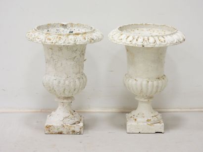 PAIRE DE VASES MEDICIS en fonte laquée blanche....