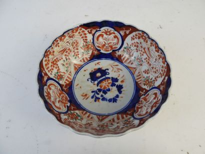 JAPON : Saladier polylobé en porcelaine Imari...