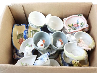 4 CARTONS DE SALIERES ET POIVRIERES en faïence,...