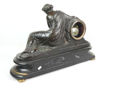 Pendule en bronze, le cadran circulaire émaillé...