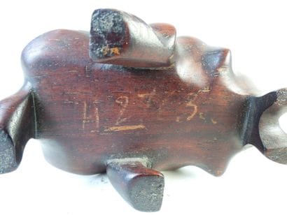 CHINE : Éléphant en jade sur socle en bois....