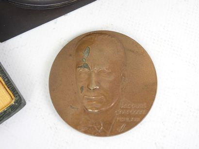 Médaille de table représentant Jacques CHARDONNE....