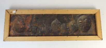 MAKUMGU ? (XXIème). Plaque en métal repoussé...