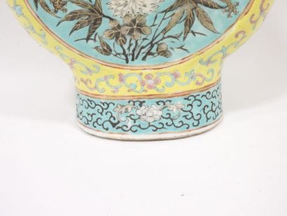 CHINE - Vase gourde en porcelaine à décor...