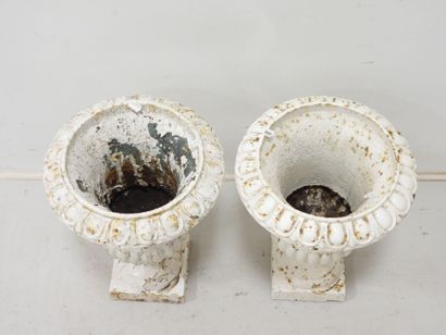 PAIRE DE VASES MEDICIS en fonte laquée blanche....