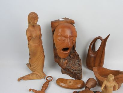 Réunion de sculptures en bois dont masque,...