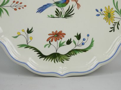 GIEN - Plat chantourné en porcelaine modèle...
