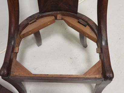 Paire de chaises dossier gondole en acajou...