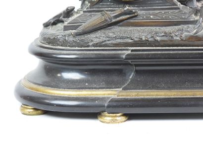Pendule en bronze, le cadran circulaire émaillé...