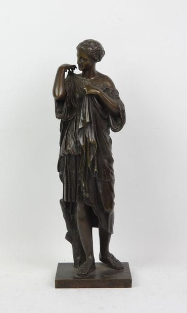 Sujet en bronze à patine brune représentant...