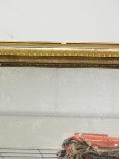 Miroir en bois et stuc doré à décor de rang...