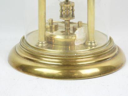 Pendule en métal doré à mouvement perpétuel...