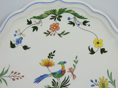 GIEN - Plat chantourné en porcelaine modèle...