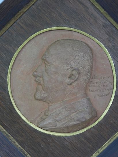 Léon FOURQUET (1841-1939) Médaillon en terre...