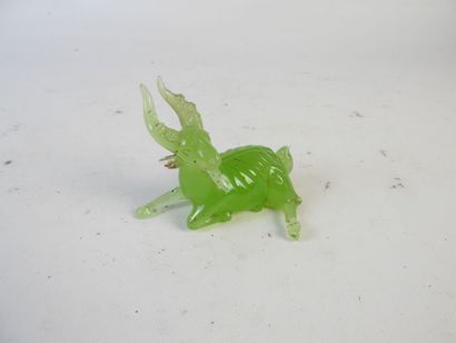 CHINE : Bouc en jadeite verte sur socle en...