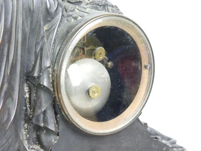 Pendule en bronze, le cadran circulaire émaillé...