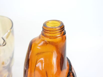 Ensemble comprenant trois pichets en verre...