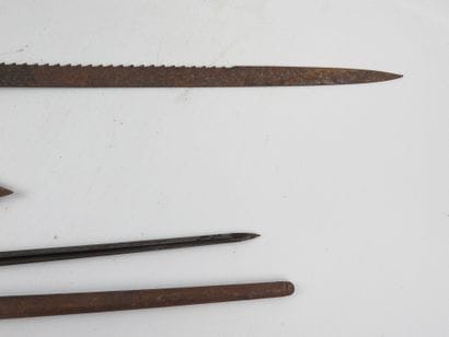 Trois baïonnettes dont une baïonnette allemande...