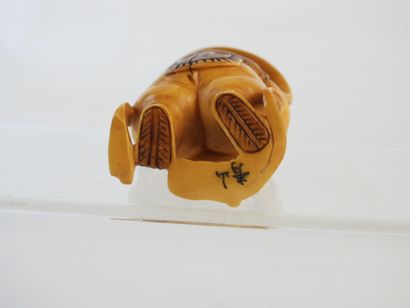 CHINE : Netsuke personnage en résine ? signé...