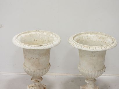 PAIRE DE VASES MEDICIS en fonte laquée blanche....