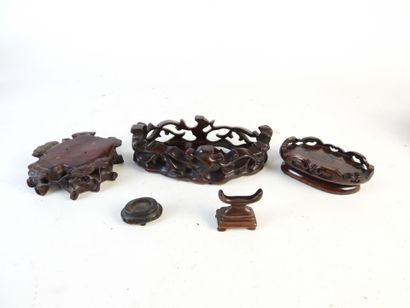 ASIE : 25 petits socles en bois. L. : de...