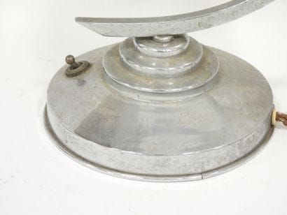 LAMPE en aluminium, fût courbé. H.: 27 cm...