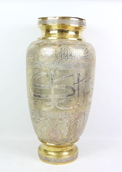 SYRIE - Grand vase en laiton à décor d'inscriptions...