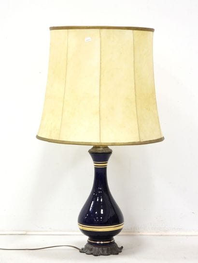 TOURS - Lampe en céramique bleue à décor...