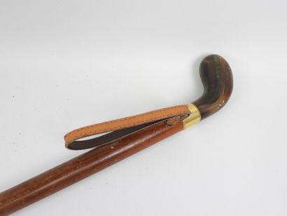 Canne en bois et pommeau en corne, virole...