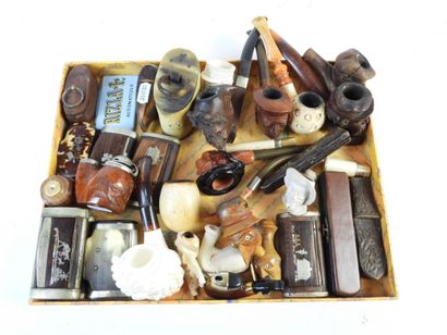2 CARTONS DE PIPES, BOITES A TABAC ET BRIQUETS...