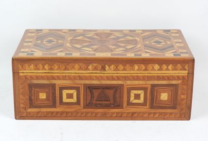 BOITE à bijoux en bois à décor marqueté de...